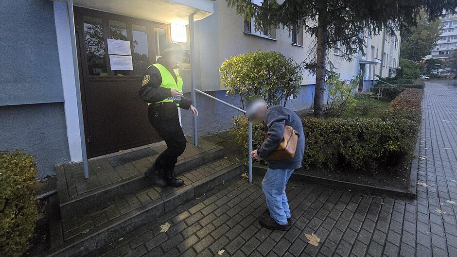 Dzięki szybkiej reakcji i zaangażowaniu funkcjonariuszy zagubiony senior bezpiecznie wrócił pod opiekę najbliższych.