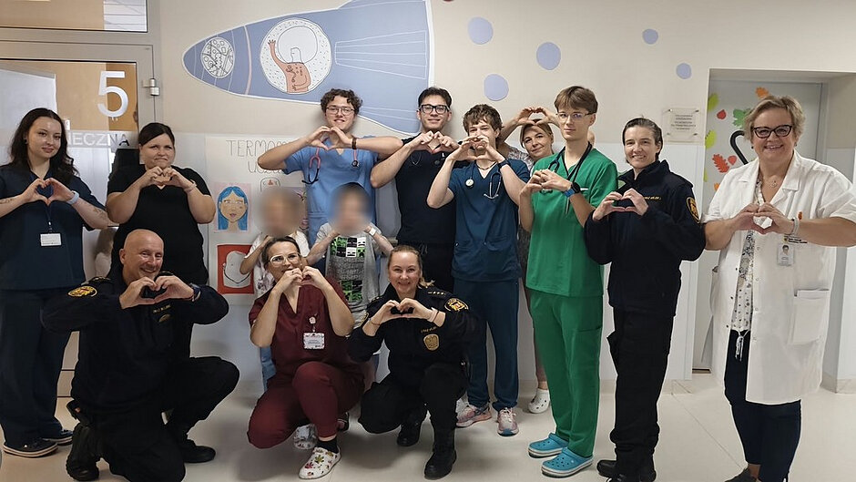 Strażnicy miejscy i pracownicy szpitala połączyli siły podczas działań edukacyjnych skierowanych do najmłodszych pacjentów. To kolejne wydarzenie pokazujące, jak ważna jest współpraca na rzecz bezpieczeństwa i wsparcia dzieci przebywających w szpitalu.