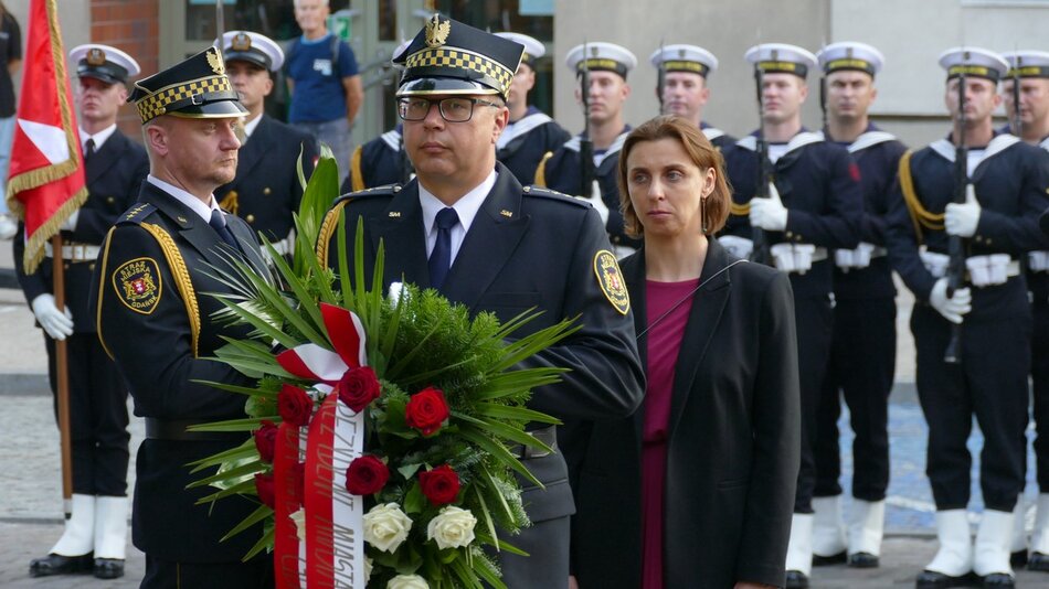 strażnik z wieńcem zastęca prezydenta Gdańska Monika Chabior.JPG