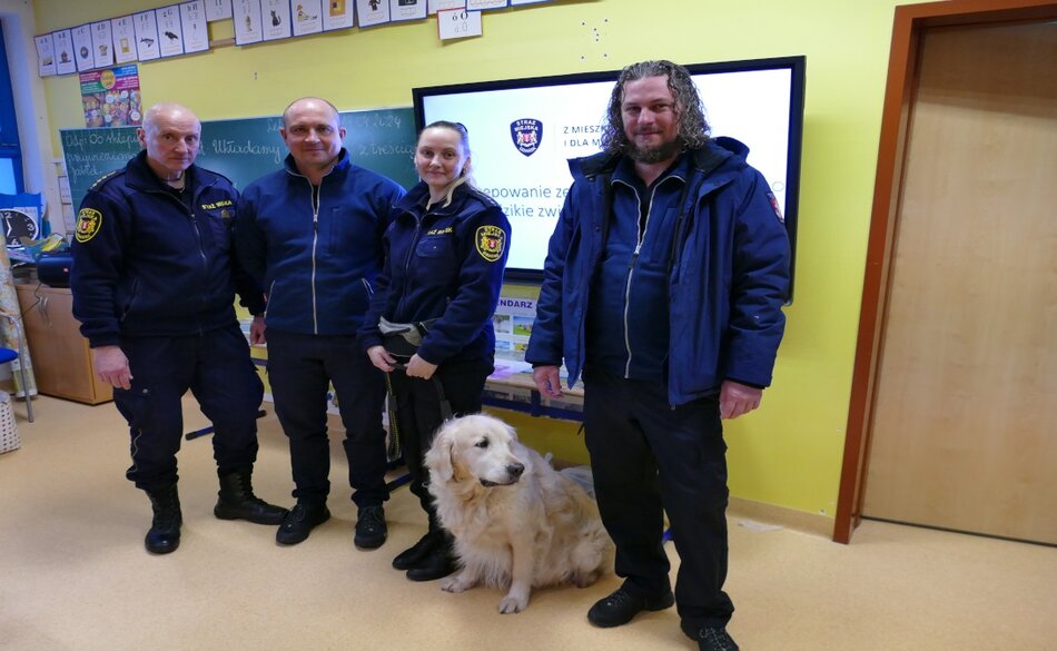 Dwójka gdańskich strażników miejskich z psem i dwójką gości z Litwy. 
