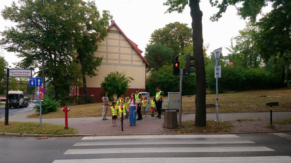 strażnicy i dzieci przed przejściem dla pieszych