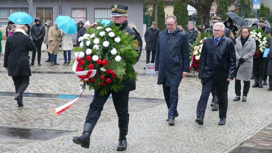 strażnik z wieńcem przed delegacją.JPG