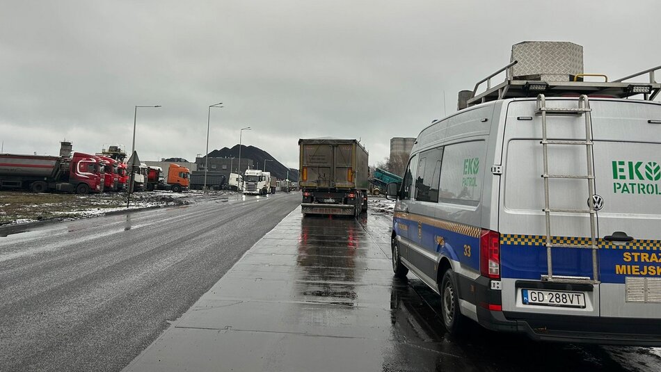 radiowóz ekopoatrolu ciężarówki droga dojazdowa do terminala węglowego hałda węgla