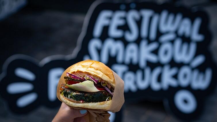 Zdjęcie ukazuje hamburgera na tle nazwy festiwalu